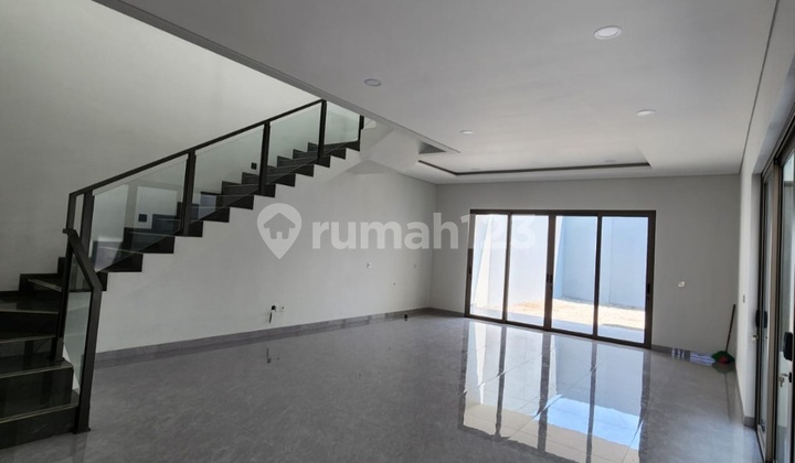 For Sale New Pondok Hijau House  
LT: 260 M2, LB: 260 M2  
SHGB, East-facing  
KT: 4 + 1, KM: 3 + 1  
Carport 2, Pantry  
Front & Central Garden, 2 Floors  
Ceiling Height: 4.35 M  
Info: 08221857xxxx  
Teguh Budiman 2