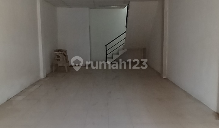Disewakan Ruko 3 Lantai , Lokasi Sgt Strategis Kodya Bandung , 5 Menit Ke Istana Plaza , 3 Menit Dr Husein Bandara .cocok Buat Kantor Finance , Apotik , Klinik , Dll Posisi Pinggir Jln Rayacarport 2 Mobillb 175 M2lm Lat 1 : 4.2 Mtrlistrik 4400 Watt Tokena
