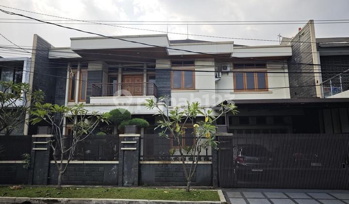 Mekarwangi : Luas Tanah 510 M²Luas Bangunan Lt1 260M2luas Bangunan Lt2 251M2*Lantai 1*- Area Service 1. Area Cuci + Jemur 2. Dapur 3. Kamar Art 4. Gudang 5. 1 Kamar Mandi- Dapur Bersih (Pantry)* Ruang Makan* Ruang Tv Keluarga* Ruang Tamu* 1 Kamar Tidur +A