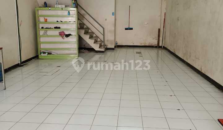 * Shop House For Rent ** 2-Story Shop House for Rent Location: Kopo Bihbul Main Road, Positioned on Main Road Near Bank, Car Showroom, Mall, Supermarket *Land Area: 101 m² Building Dimensions: 4.5 x 14 meters 2 Work Rooms Kitchen Electricity: 1300 Watts 2 Bathrooms Offer Price: 70 Million/year More Info: 0822-1857-7273t.bu 2