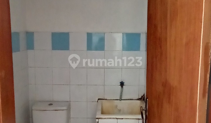 Di Sewakanrmh Siap Huni Tki 3hadap Barat ,kt 2 , Km 2lt 144 M2 , Lb +/- 110 M2lm 9 Mtr , Listrik 1300 Wattair Sible , Filter , Torencloset Duduk 1 , Closet Jongkok 1 Blkg Sdh Tutup Rapih , Baru Selesai Renovasi.* Harga Sewa : * Masa Sewa : Info : 0822.185 2