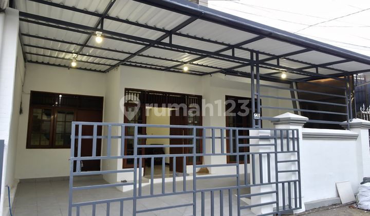 Address: Pagar Kencana 1 64e https://maps.app.goo.gl/6tovh6tvedvbts4b9

Kopo Kencana Complex for Rent / Sale

Land/Building Area: 150/180 m², Front Width: 9 Meters

4 Bedrooms, 3 Bathrooms

Electricity: 4400 watts

Water Heater

Submersible Water Pump

Facing East

Selling Price: 1.85 Billion 2