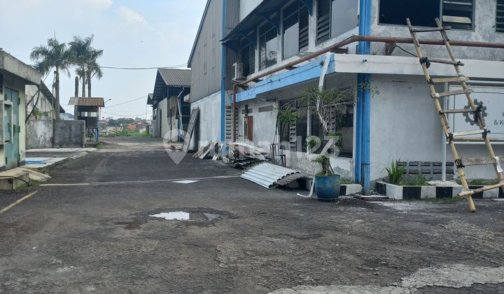 Disewaex Pabrik Di Bandungtotal :luas Tanah 22.325mluas Bangunan 12.600 ( Hanya Gudang Saja )1. Gudang 1 , Lb+/- 2.900m2, Lt +/- 4.950m22. ⁠gudang 2 , Lb +/- 5.100m2, Lt 6.250m23. ⁠gudang 3, Lb +/- 4.000m2, Lt 7.125m24. ⁠gudang Botol Lb +/- 600m2, Lt +/- 