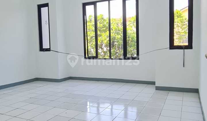 *For Sale !!!**Ruko Taman Holis Indah.2**( Main Road )*2 Lantailt : 85 M2 ( 5 X 17 )Lb : 160 M2 Kt : 2 + 1Km : 2*Sertifikat Hak Milik*Listrik 4400 Wattair Jetpam*Siap Pakai*Akses Dekat dengan :- Tol Pasir Koja - Yogya & Griya Supermarket- Sekolah Bpk Pena