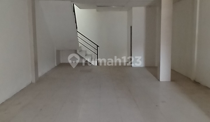Disewakan Ruko 3 Lantai , Lokasi Sgt Strategis Kodya Bandung , 5 Menit Ke Istana Plaza , 3 Menit Dr Husein Bandara .cocok Buat Kantor Finance , Apotik , Klinik , Dll Posisi Pinggir Jln Rayacarport 2 Mobillb 175 M2lm Lat 1 : 5.2 Mtrlistrik 2200 Watt Tokena 1