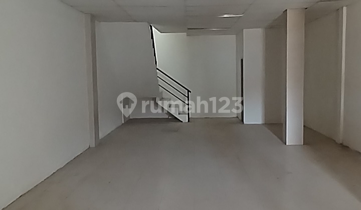Disewakan Ruko 3 Lantai , Lokasi Sgt Strategis Kodya Bandung , 5 Menit Ke Istana Plaza , 3 Menit Dr Husein Bandara .cocok Buat Kantor Finance , Apotik , Klinik , Dll Posisi Pinggir Jln Rayacarport 2 Mobillb 175 M2lm Lat 1 : 5.2 Mtrlistrik 2200 Watt Tokena 2