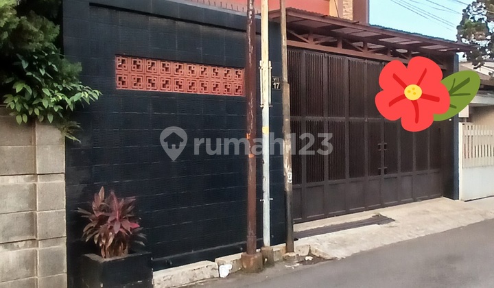 Dijual/for Salermh Baru 2.5 Lantai , Pusat Kota Bdg , Elanglt.183 M2 , Lb.300 M2 .listrik 3500 Watt . Pdam. Jetpump. Shm. Siap Huni. Ruang Yg Kosong Luas2 . Cocok Utk Usaha.2.5 Lantai. Tiap Lantai Ada 1 Km.tidurkm Mandi Dlm Utk 2 Kamar ******** 2 Jd S