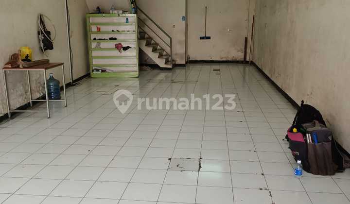 * Ruko For Rent ** Disewakan Ruko 2 Ltlokasi Jl.raya Kopo Bihbul Posisi Main Road Dekat Bank , Showroom Mobil , Mall , Super Market *lb. 101 M2lm. 4.5 X 14 Mtrr.kerja 2 R.dapurlistrik 1300 Wattkm.2harga Penawaran : 70 Jt/thn More Info : 08221857xxxxt.bu