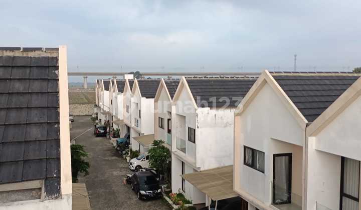 For Sale *Mandalika Residence *Derwati Main Road, Bandung Strategic Location: ~Next to SMPN 51 ~50m from Main Road ~Near Griya Derwati ~Close to Summarecon Mall ~Near Summarecon Toll & Buah Batu ~Near Whoosh Station Specifications: Land Area 64 m² Building Area 128 m² Fully Built 2