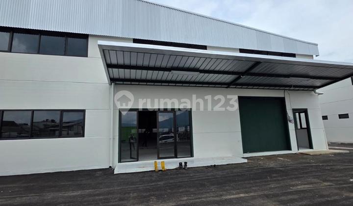 Land area: 1,500 m²  
Building area: 1,150 m²  
Facilities: 16.5 KVA electricity, internet + telephone, piped gas  
Certificate: HGB  
Price: IDR 12.5 billion