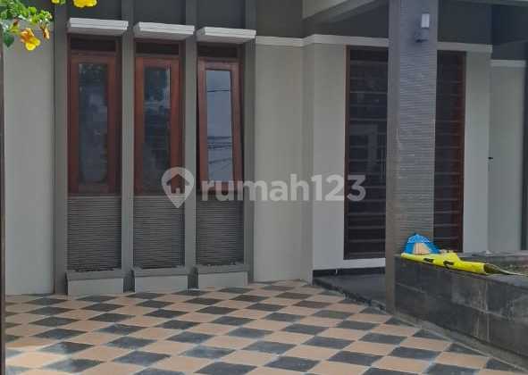 For Sale: House in Taman Holis Indah 2, Block A, Land Area: 153 sq m, Building Area: 120 sq m, 2 Bedrooms, 2 Bathrooms, 1 Maid's Room + Maid's Bathroom, 2 Carports, AC, Water Heater, New Submersible Pump Water System, SHM Certificate, Safe Neighborhood (Cul-de-sac), Price: IDR 1,850,000,000. 2