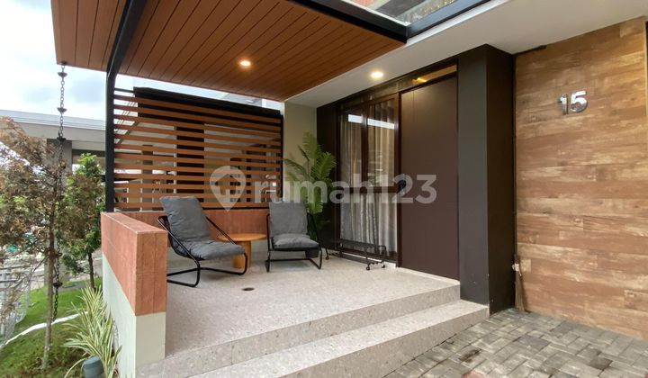 For Sale: Simasura A Retro Classic House in Kota Baru Parahyangan
Land Area: 90 m²
Building Area: 126 m²
Orientation: North-facing
Electricity: 4400 Watt
Certificate: SHM
3 Bedrooms, 2 Bathrooms
*Features:*
- Fully Furnished Interior and Electronics
- Tiles by Roman
- Sani