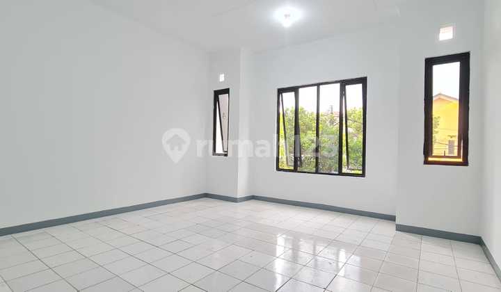 *For Sale !!!**Ruko Taman Holis Indah.2**( Main Road )*2 FloorsLt : 85 M2 ( 5 X 17 )Lb : 160 M2Bedrooms : 2 + 1Bathrooms : 2*Freehold Certificate*Electricity 4400 WattWater Jet Pump*Ready to Use*Close Access to:- Pasir Koja Toll - Yogya & Griya Supermarket- Bpk Pena School 2