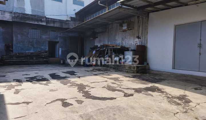 ✳️For Sale: Commercial Space with Living Quarters @Sumber Sari Bandung Main Road, Front Position, Strategic Location. Suitable for Business, Office, etc. Land: ± 1541 m² Building: ± 1300 m² Electricity: 3500 Token + 3500 Subscription Water: Submersible Price: 16 M (Negotiable) Info: 0822.1