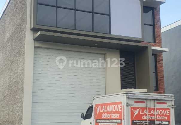 For Sale/Lease New Warehouse, Prosperty Bizpark - Batujajar
Modern Concept, Attractive Area
Warehouse Ready to Use, Built-Up Area 136m², Land Area 200m²
One Gate System
24-Hour Security
Adjacent to Main Highway
Sale Offer 2.35 Billion Negotiable
Warehouse Lease Offer 110 Million/Year, Minimum 2 Years