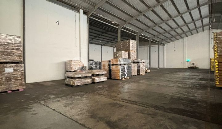 For Rent Strategic Warehouse in Moh Toha Bandung, Very Strategic Location✅ Only 10 Minutes to Moh Toha Toll Gate Specifications: - Land Area: 2,000 m² - Building Area: 1,800 m² - Electricity: 10,000 Watt - Equipped with Office Space Rental Price: Rp 38,000 /m² Suitable for Business