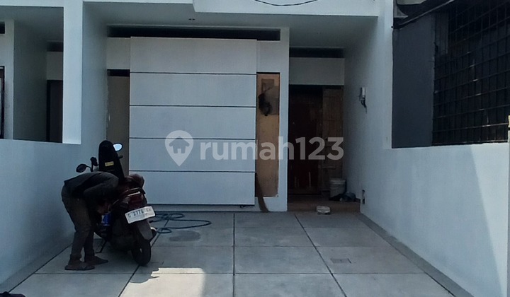 FOR SALE QUICK ✳️

New House Only 2 Units @ Tki 3 Block D
Excellent Lighting (95% Finishing Stage)
Land Area 72 m², Building Area 98 m²
3 Bedrooms, 2 Bathrooms, Submersible Pump
Carport for 1 Car
Price: 1.175 M Negotiable
Great Environment
Info: 0822.1857.7273
Teguh Budiman / xmac 2