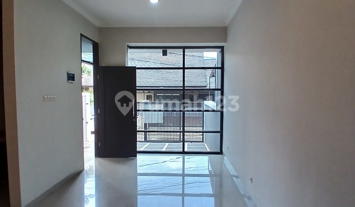 For Sale Minimalist House 2 ******** Highly Strategic, Near City Center ********. 111 M²Land Area 185 M²Front Width 6 Meters3+1 Bedrooms2+ 1 Kitchen1 Living Room1 Family Room2200 Watt ElectricityPDAM Water1000 Liter Water Tank = 12 CarportNew 2-Story Building From Start