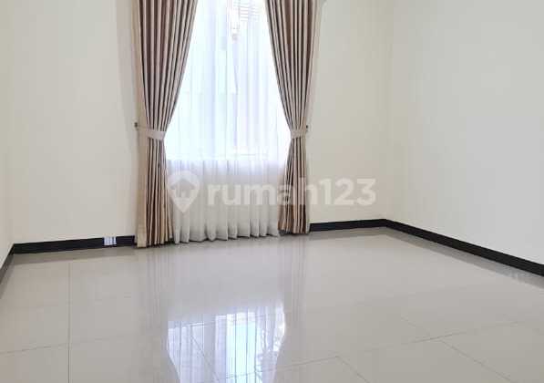 *Jual ... !!!**Rmh Milenial 2 Lantai* *Tki.5 Springville**Hadap Timur*Kt : 3 Km : 2Lt / Lb : 102 / 113Dimensi 6 X 17 M2lantai Sdh Granit 60 X 60Taman Depan & Belakangpencahayaan & Sirkulasi Sgt Bagus*Sertifikat Hak Milik*Bonus Canopy Carport Bonus Gordyn 