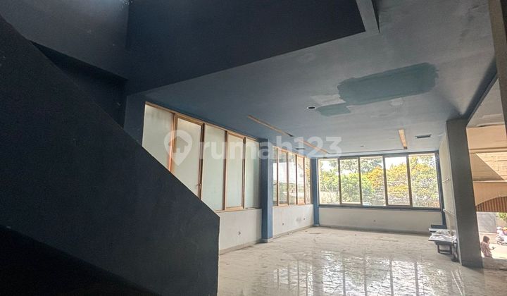For Rent Strategic Business Space – Bandung City Center  
•	Land Area: 500 M²  
•	Building Area: 600 M²  
•	2-Story Building – 2nd Floor Open (Spacious & Flexible)  
•	Bathrooms: 3  
•	Spacious Kitchen  
•	Electricity: 23,000 Va (3 Phase)  
•	Ample Parking & Loading Dock Location