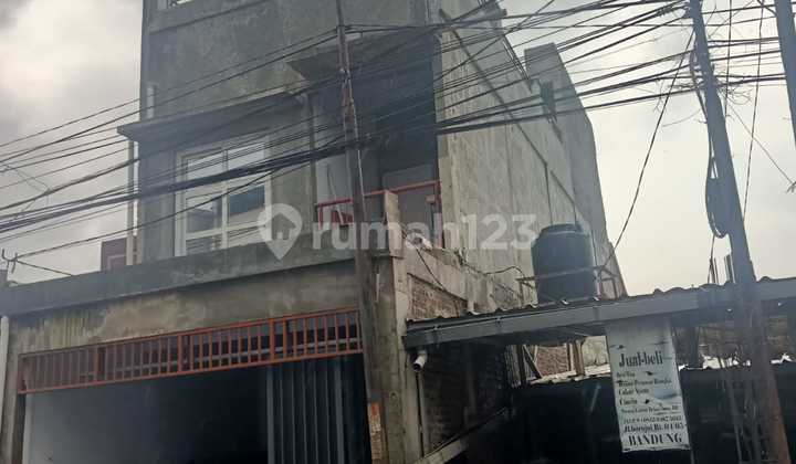 For Sale: 3.5-Story New Building, Wing TKI 2, 4.5m×16m, Land Area 73 m² with SHM, Building Area approx. 200 m², 12 Chicken Claw Foundations, 14 Iron Pillars (13 and 16 Threaded), 3 Bedrooms, 2 Bathrooms, 2 Kitchens, 3500 Token Electricity, Groundwater with Sibel Machine, West-Facing, Selling for 1.3 Billion. 2