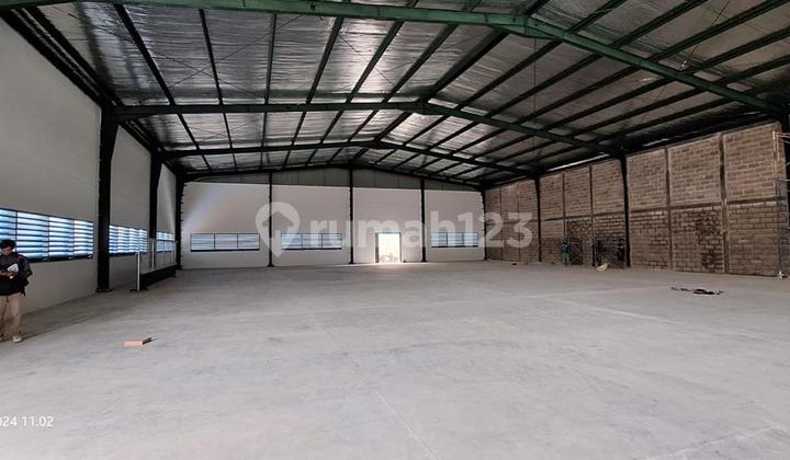 Land area: 1,500 m²  
Building area: 1,150 m²  
Facilities: 16.5 KVA electricity, internet + telephone, piped gas  
Certificate: HGB  
Price: IDR 12.5 billion