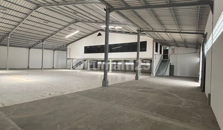 :Fire: For Rent Strategic & Ready-to-Use Warehouse - Kopo Bandung :Fire: Clean, Spacious, and Highly Strategic Warehouse to Support Your Business! Suitable for Logistics, Distribution, or Industry. ✨ Specifications: - Land Area: 3,080 m² - Building Area: 2,050 m² -