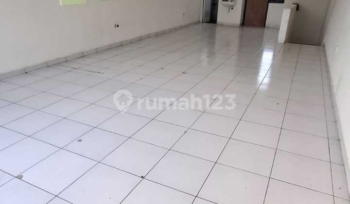 Quick Sale: Shop House in Kopo Lestari Complex, Manglid. Ideal location for business use. Land area 75 m², building area 125 m². Front width 5 m. 2 bedrooms, 2 bathrooms. South facing. 2200 W electricity. Jet pump water. SHGB only Rp 1.25 M. 2