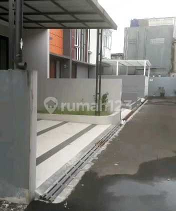 Jual Rumah Baru Lux 2 Lt di Jl. Kembar Tengah Iii, Pusat Kota*"Mansard Resident"*Jl. Kembar Tengahtype B Sisa 1 Unit:yg Warna Oranye:lt 103Lb 130 M23kt2kmharga: 1,85 M(Hadap Selatan)