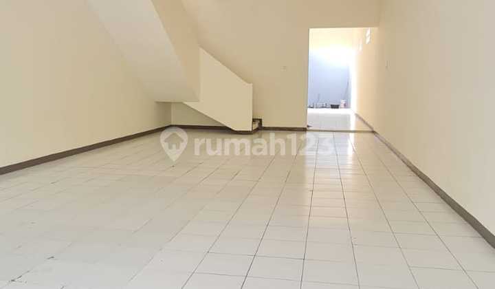 *Jual ... !!!**Ruko Baru Renov* *Taman Holis.1 Main Road**Dekat Sekolah Bpk.penabur* Kt : 2 Km : 2 Lt / Lb : 125 / 180Dimensi : *5 X 25* M2ceiling Tinggi : *4* Mtrada Taman Belakangpencahayaan & Sirkulasi Sgt Bagus*Sertifikat Hak Milik**Bangunan Baru Reno