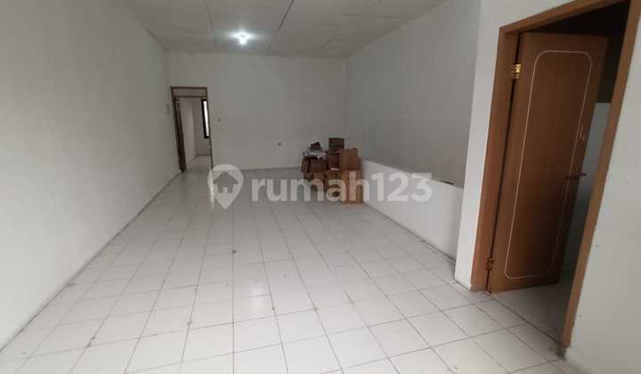 ✳️ For Rent 2nd Floor !!!Taman Kopo Indah 2 Street, Ruko (Shop House), Bandung  
Area 5M X 13M = 65 m² / Floor  
2 Bathrooms  
Note:  
1st Floor for Food Court Business, Taman Sari  
Electricity tokens already available separately  
Water ready  
Rental Price 35M/year  
Security and Waste Fee 100K/month  
Purpose: Temporary 2