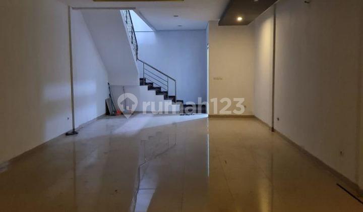 Disewakan | Ruko 3,5 Lantai - Pasir Kaliki:fire: Lokasi Strategis di Pasir Kaliki!Cocok untuk Kantor, Usaha, Showroom, Kuliner, Maupun Bisnis Lainnya. Luas Tanah: 5,35 × 28 M Luas Bangunan: 5,35 × 15 M × 3,5 Lantai:zap: Listrik: 16.000 Watt☎️ Telepon: 2 L