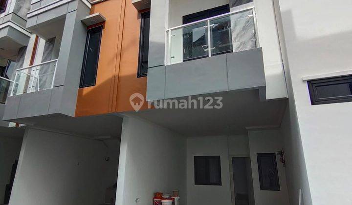 Rumah 3 Lantai Bagus Ada Kolam Renang Dekat Evasari Hanya 5 Menit Tol 1