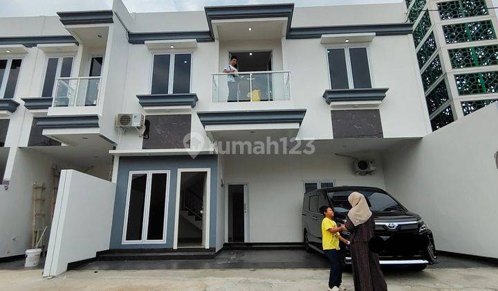 Rumah Mewah 4 Kamar Tidur Pas Samping Jalan di Cempaka Putih Barat Dekat Yarsi,tol 1