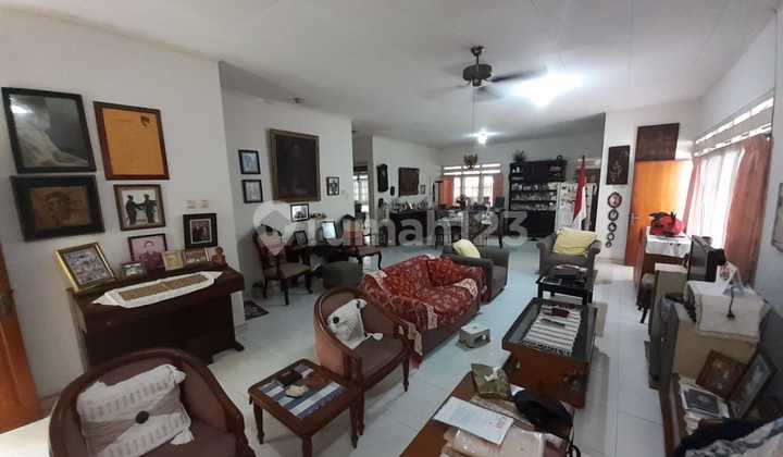 Rumah Lokasi Strategis dengan Halaman Luas @Jl Cempaka, Pesanggrahan