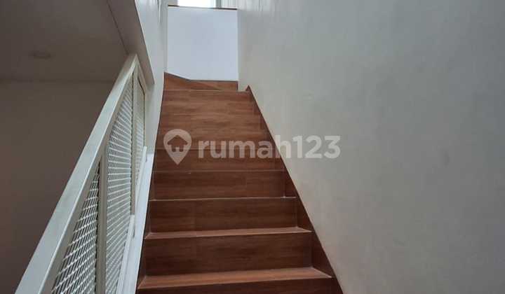 Rumah 2 Lantai Siap Huni dengan 4 Kamar Tidur dan 4 Kamar Mandi SHM 2