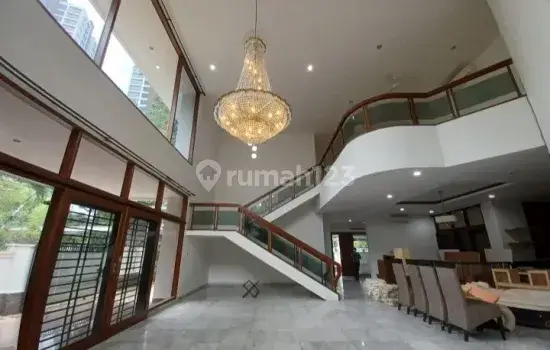 Rumah Sangat Strategis dan Interior Semi Furnished di Gandaria Jakarta Selatan 1