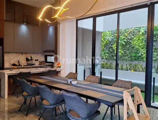 Rumah Hadap Timur Dan Interior Full Furnished di Puri Indah, Jakarta Barat 1