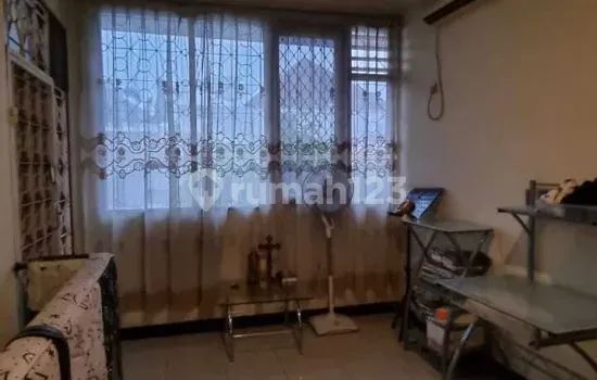 Rumah Tinggal Lokasi Strategis dan Bangunan Bagus di Komplek Intercon, Jakarta Barat Rumah Tinggal Lokasi Strategis dan Bangunan Bagus di Komplek Intercon, Jakarta Barat