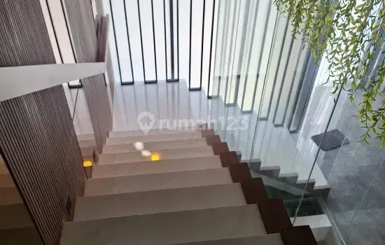 Rumah Hadap Timur Dan Interior Full Furnished di Puri Indah, Jakarta Barat 2