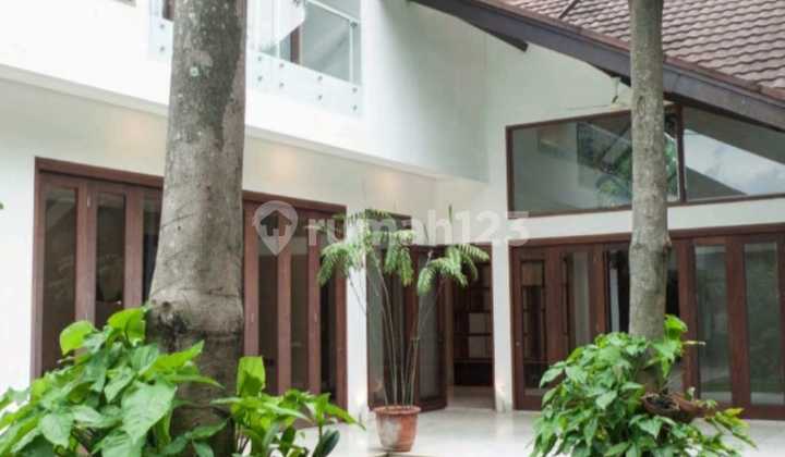 Rumah Bagus dan Asri Ada Swimming Pool di Kemang Jakarta Selatan 2