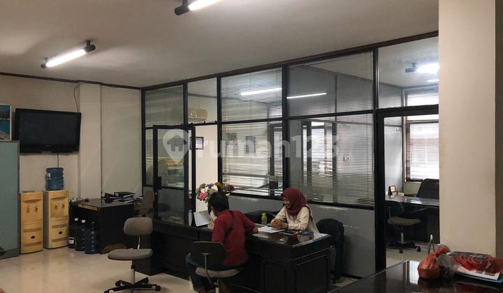 5-Story Linked Shophouse in a Strategic Location on Hayam Wuruk 2