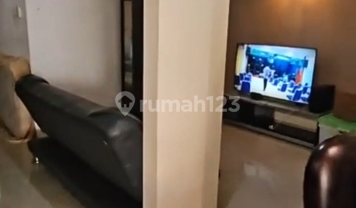 Minimalist 2-Story House Near Living World Mall, Kota Wisata 2