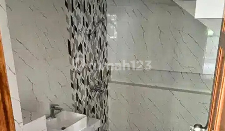 2-Story House Wide Access to Cibubur Toll Gate, Kota Wisata 2