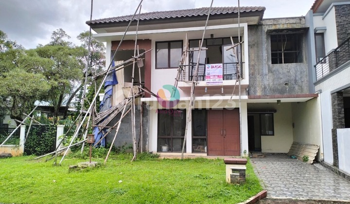 Rumah Hook 2 Lantai Depan Taman di Legenda Wisata