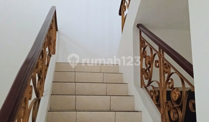 Rumah 2 Lantai Rapi Siap Huni Di Kota Wisata  2