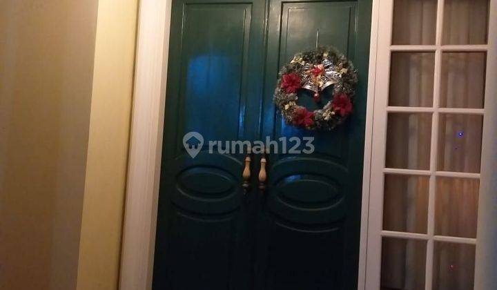 Rumah 2 Lantai Klasik Dan Sudah Furnished SHM di Legenda Wisata 2