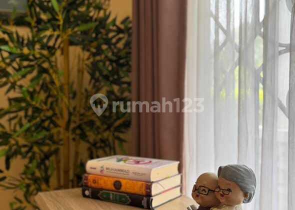 Dijual Rumah Depan Taman Siap Huni di Kota Wisata 2