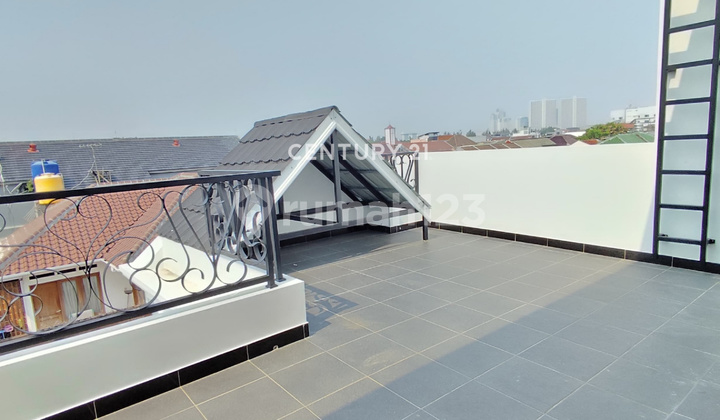 Rumah 3 Lantai Modern Klasik Eropa Di Pulomas S8166 2