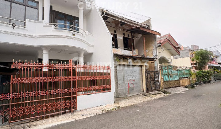 3-Story Flood-Free House Johar Baru Central Jakarta